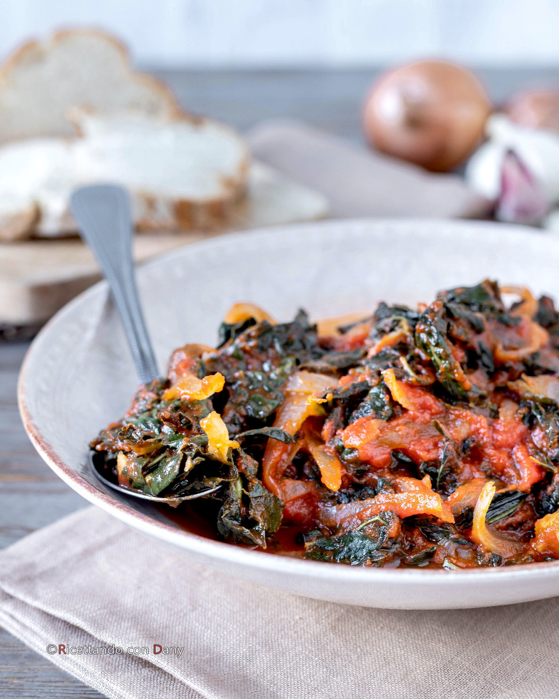 Cavolo nero al pomodoro e cipolla, ricetta facile e gustosa