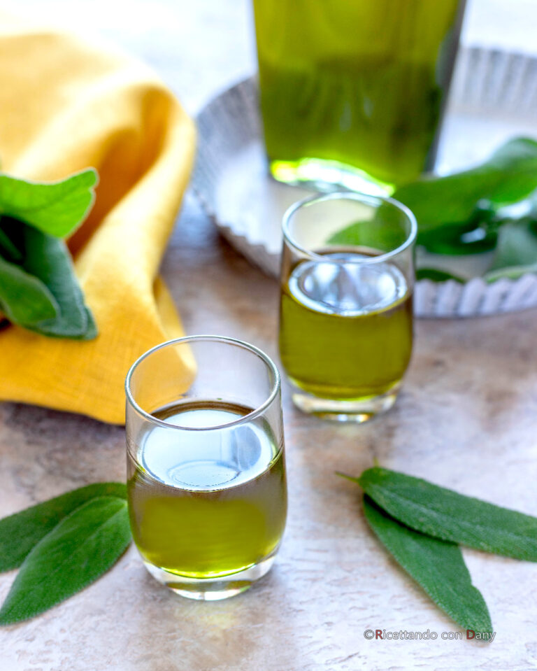 Liquore alla salvia, ricetta facile con scorza di limone