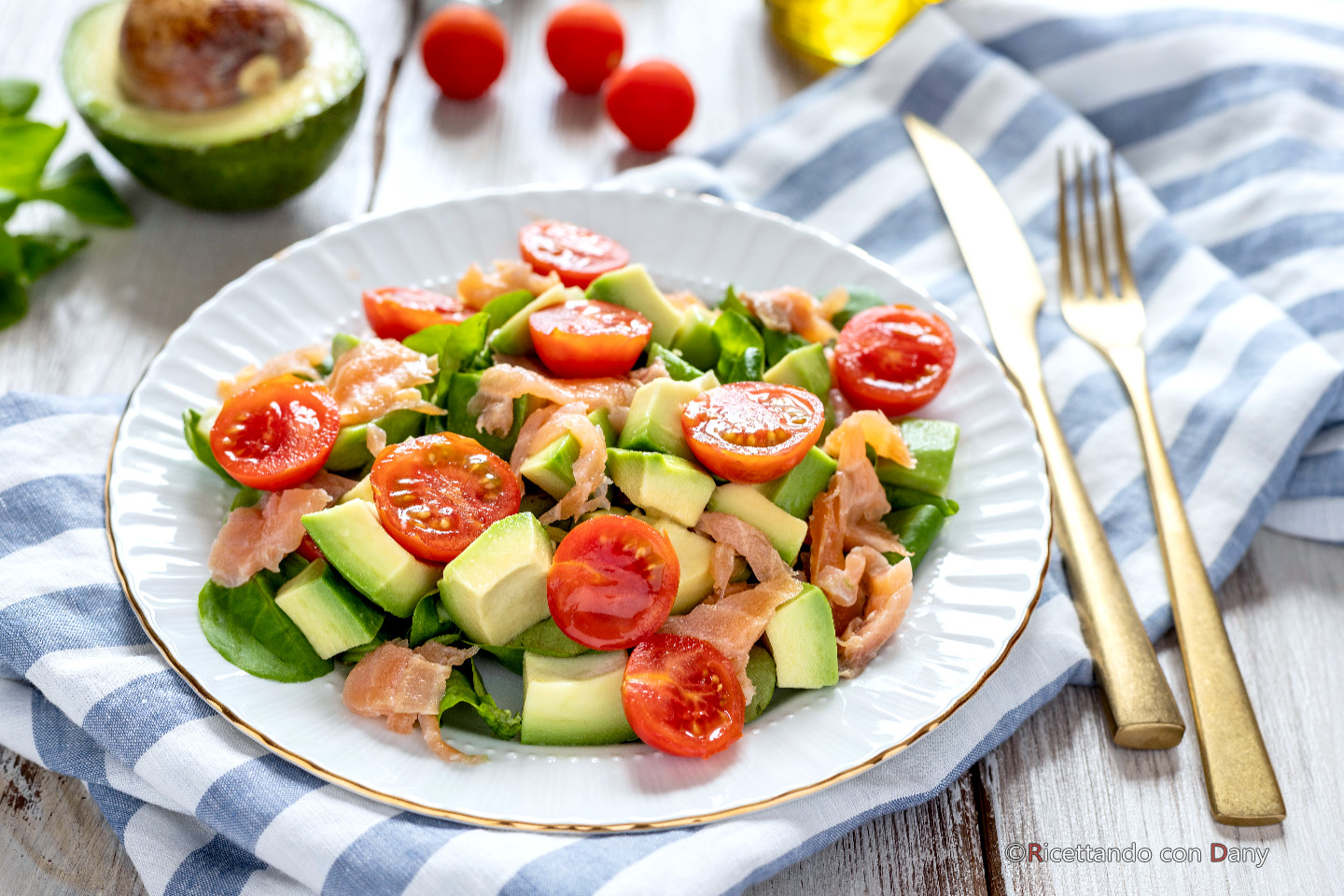 Insalata di avocado e salmone affumicato, ricetta light con pomodorini