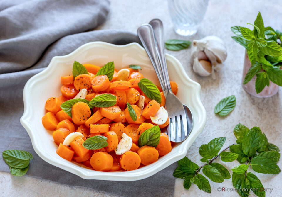 Insalata di carote al vapore con aglio e menta