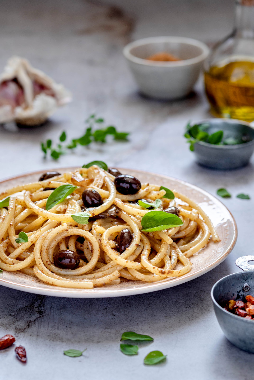 spaghetti piccanti con bottarga e olive