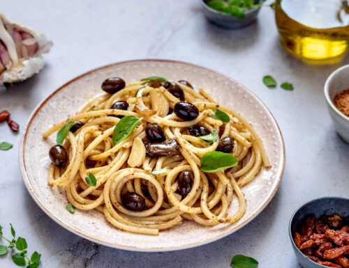 Spaghetti piccanti con bottarga e olive
