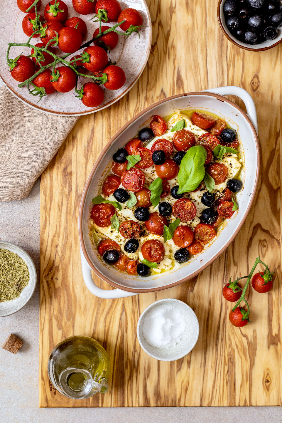 Feta al forno con pomodorini e olive, ricetta veloce e sfiziosa