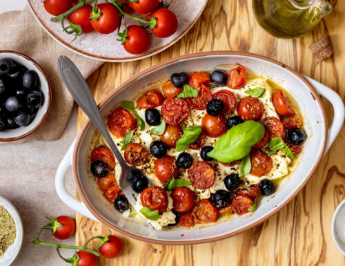 Feta al forno con pomodorini e olive