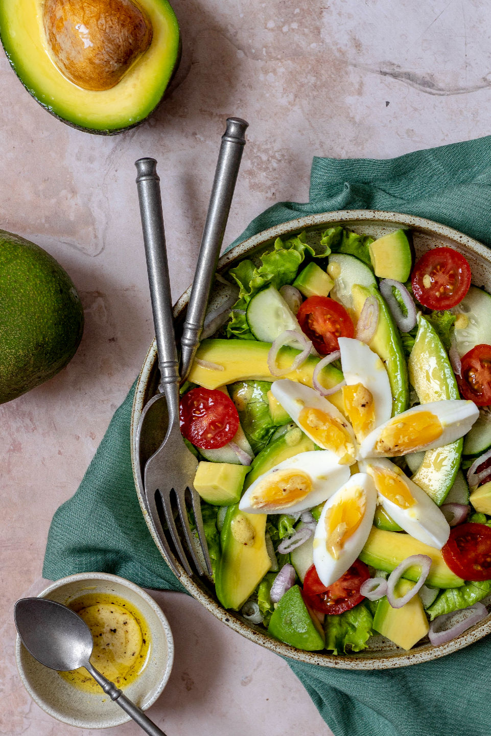 insalata mista con avocado e uova sode