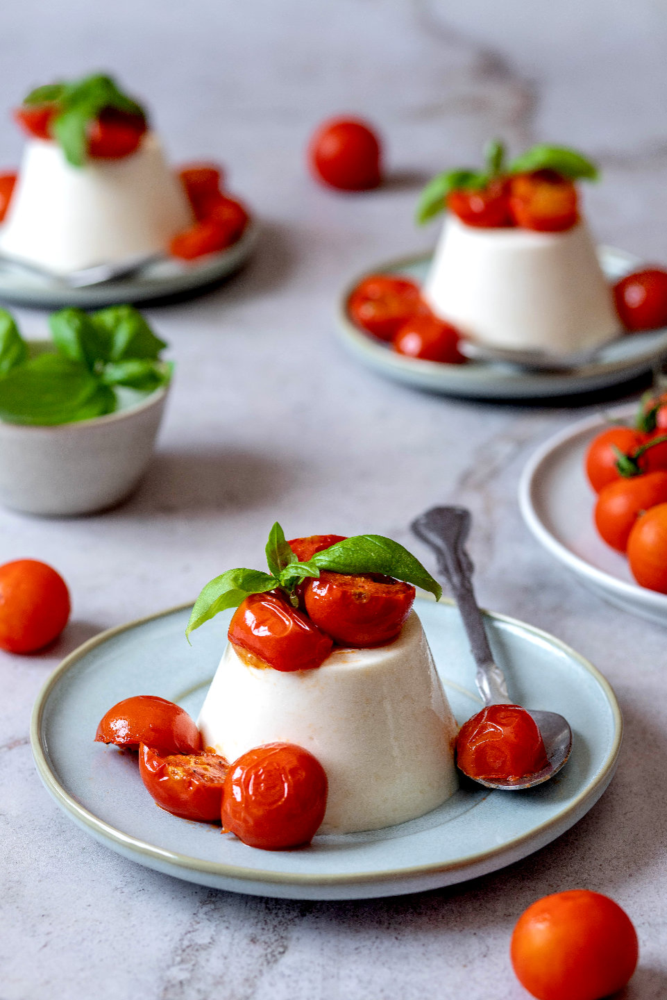 panna cotta salata con Parmigiano e pomodorini