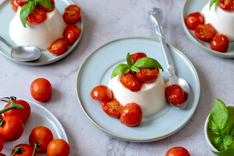 panna cotta salata con Parmigiano e pomodorini