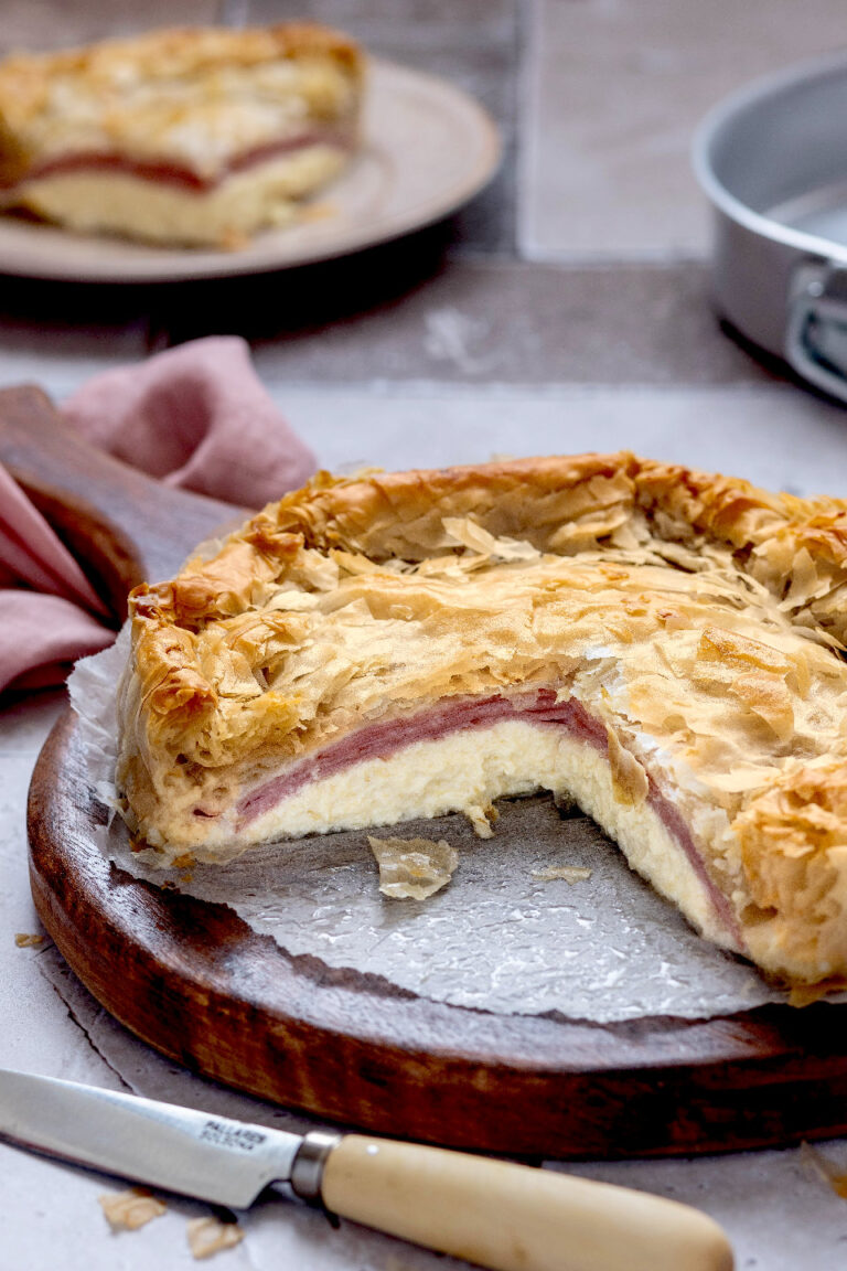 Torta salata di pasta fillo con ricotta e mortadella, ricetta sfiziosa