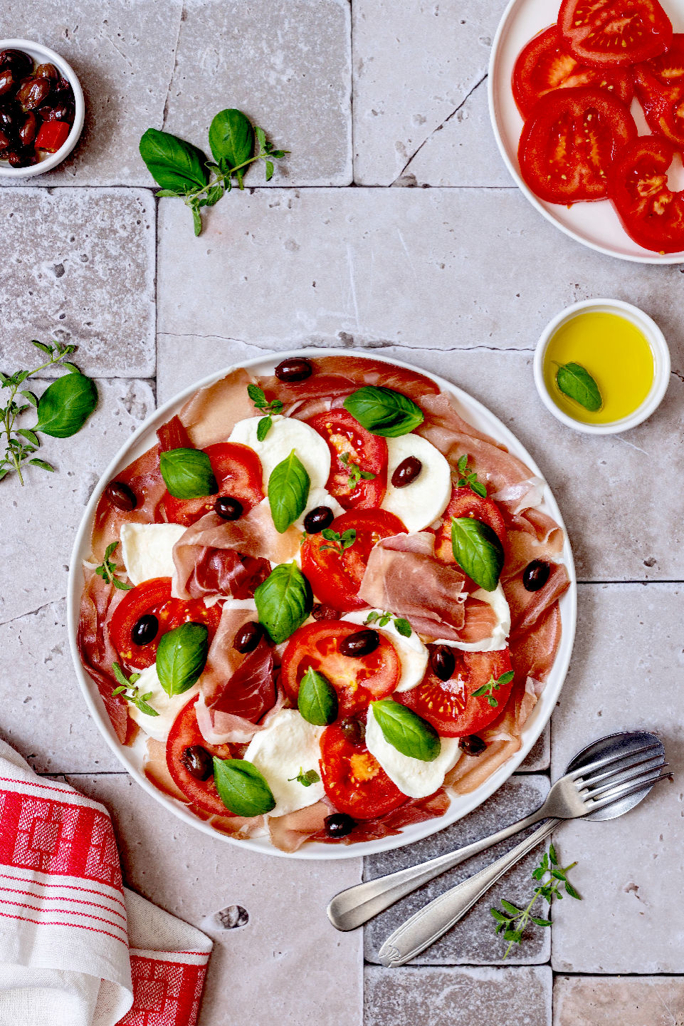 insalata caprese al prosciutto e olive