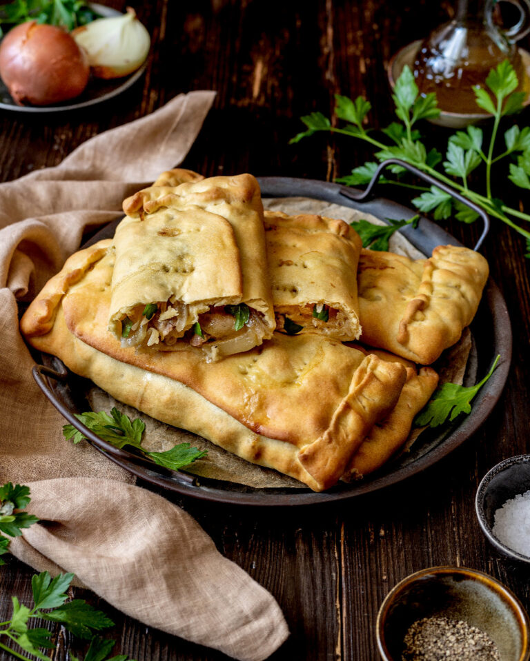 Impanate siciliane con cipolle e salsiccia, ricetta golosa