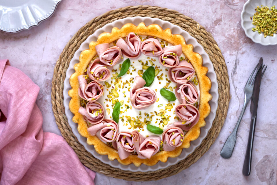 crostata morbida salata con stracchino e mortadella