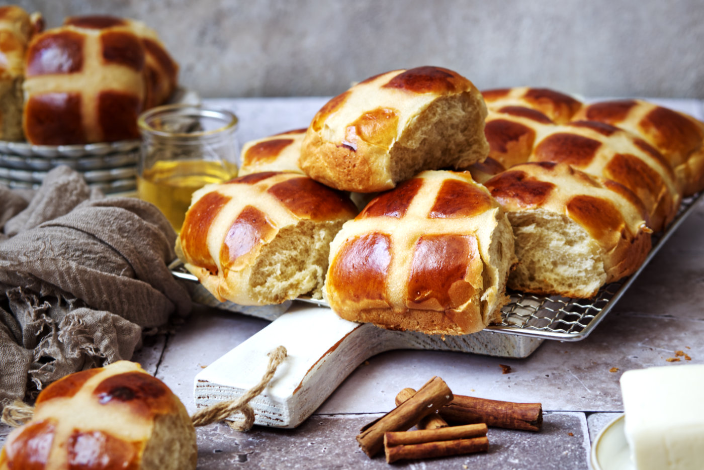 Hot cross buns al miele e cannella