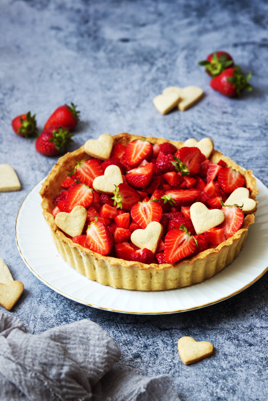 crostata con crema al latte e fragole
