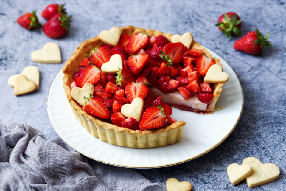 crostata con crema al latte e fragole
