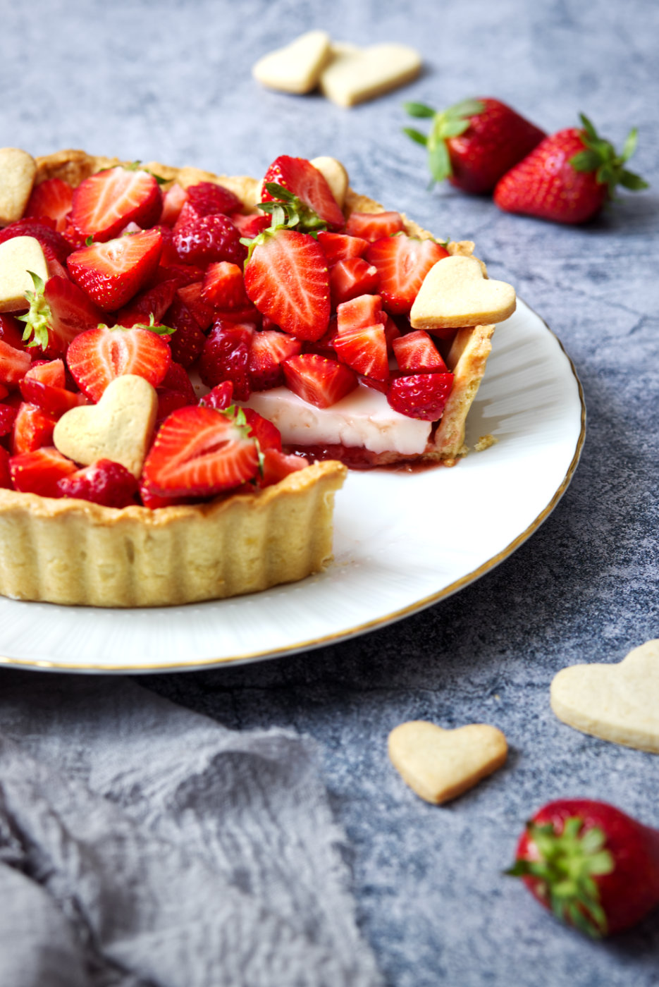 crostata con crema al latte e fragole