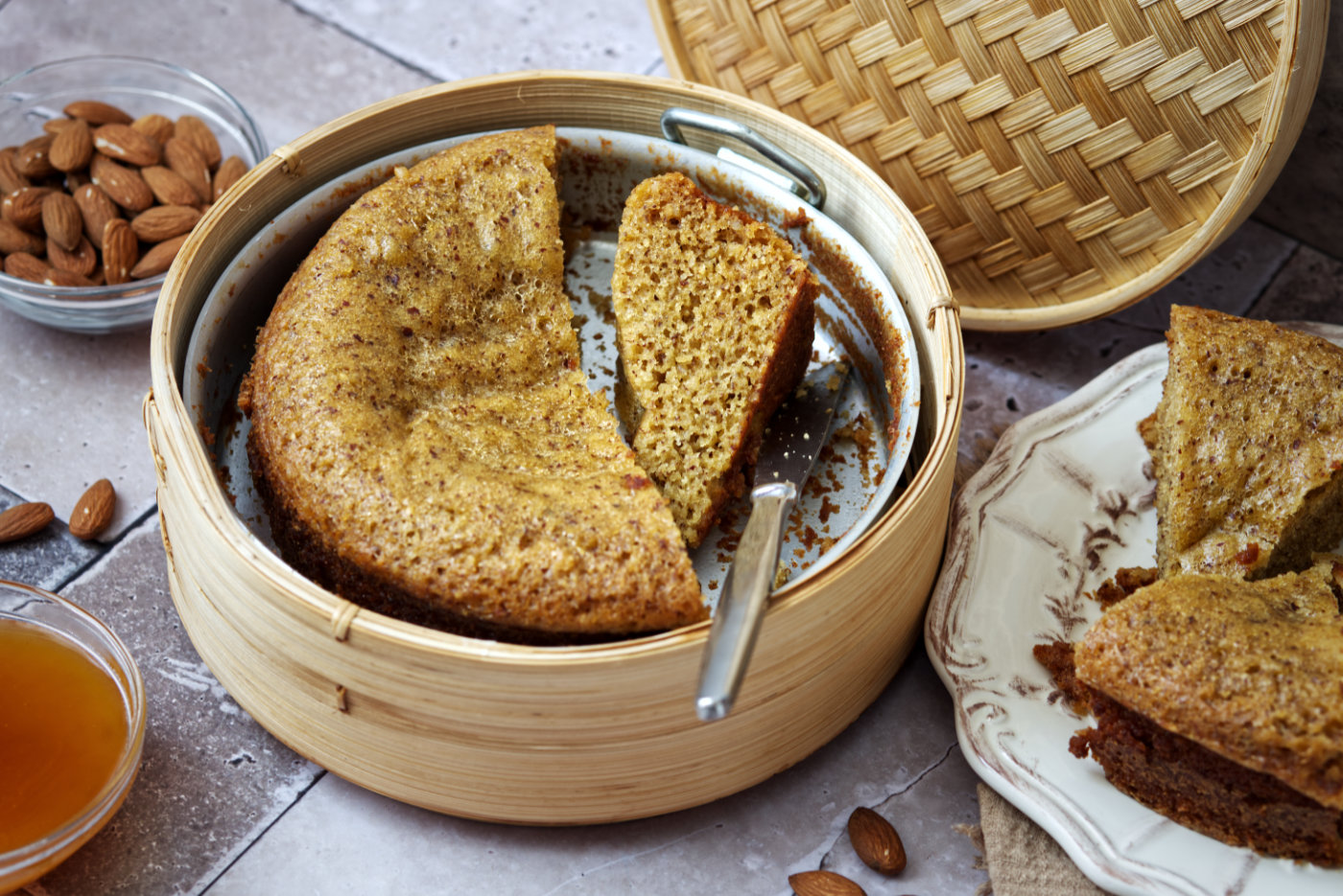 torta al miele e mandorle cotta al vapore