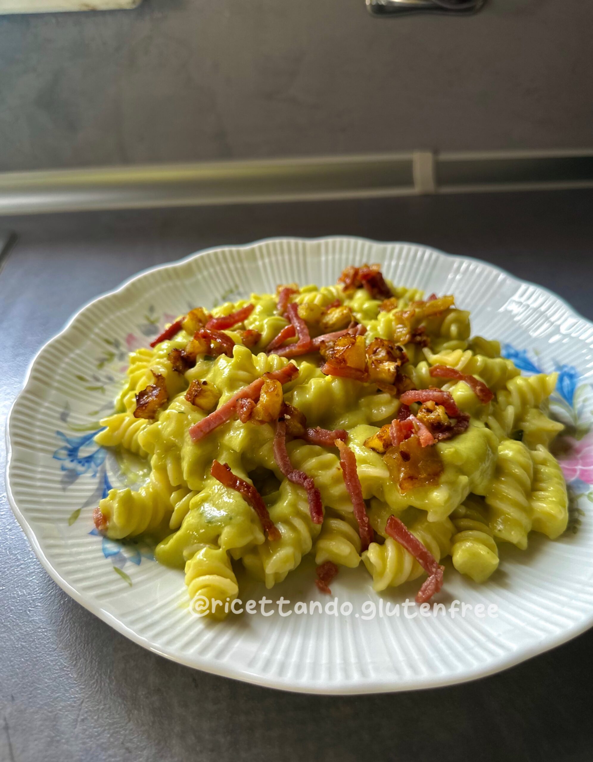Pasta con crema di zucchine e speck croccante (senza glutine) - Blog di ...