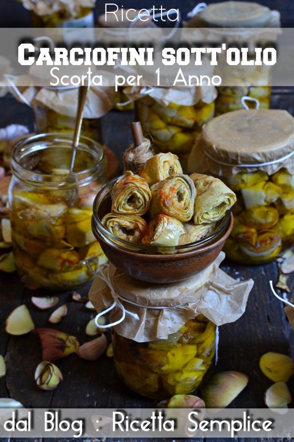 Carciofini sott'olio pronti per l'inverno: barattoli di carciofini sott'olio preparati e pronti per la conservazione.