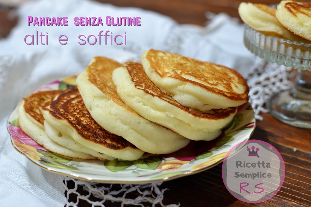 Pancake senza glutine con farina di riso soffici e alti, disposti su un piatto a fantasia.