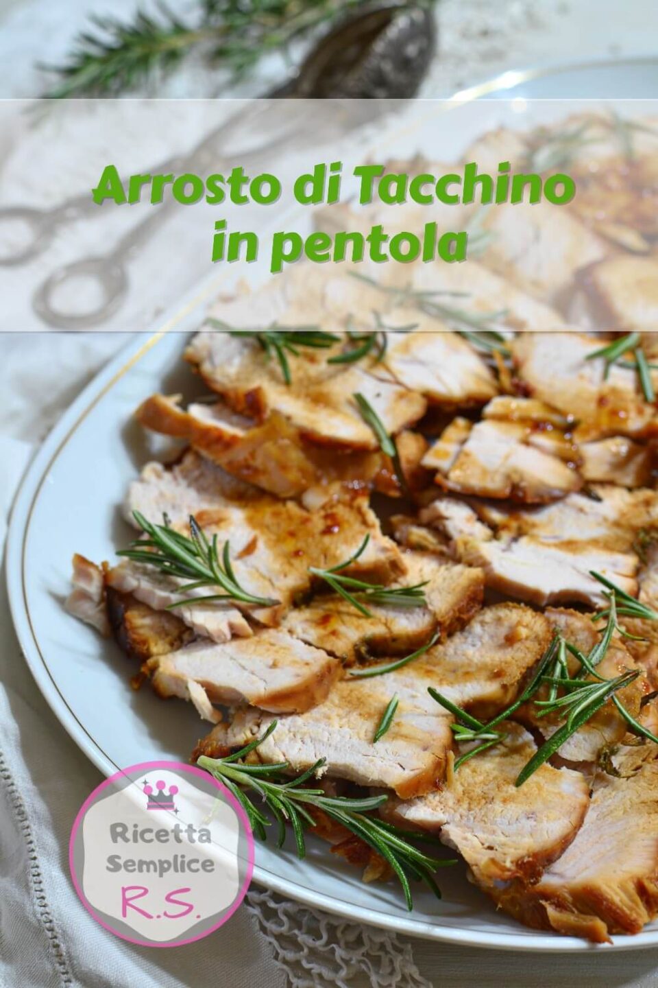 Arrosto di tacchino in pentola con rosmarino, piatto con fette sottili su tovaglietta bianca
