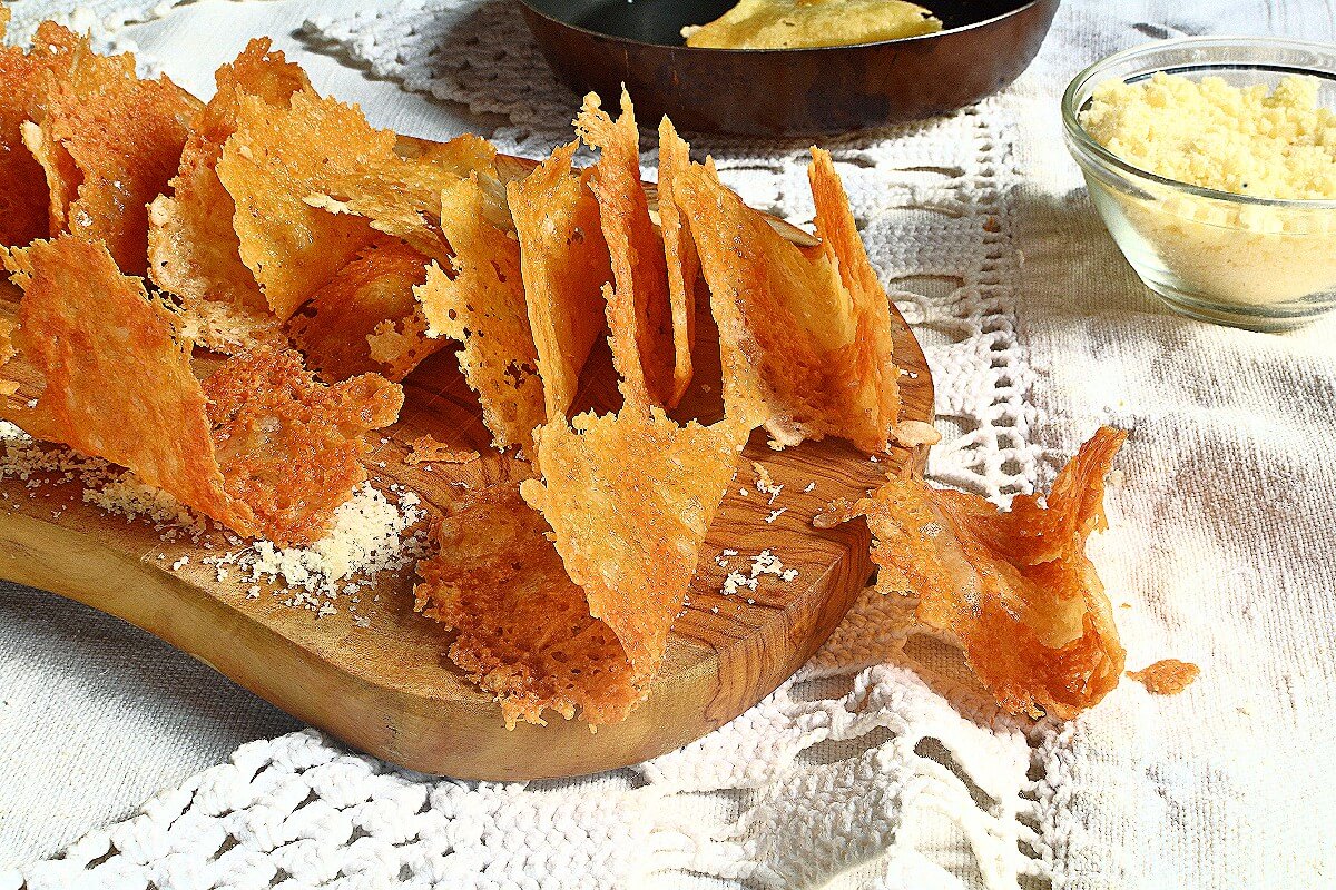 Cialdine di Parmigiano in 5 minuti croccanti e pronte sul tagliere