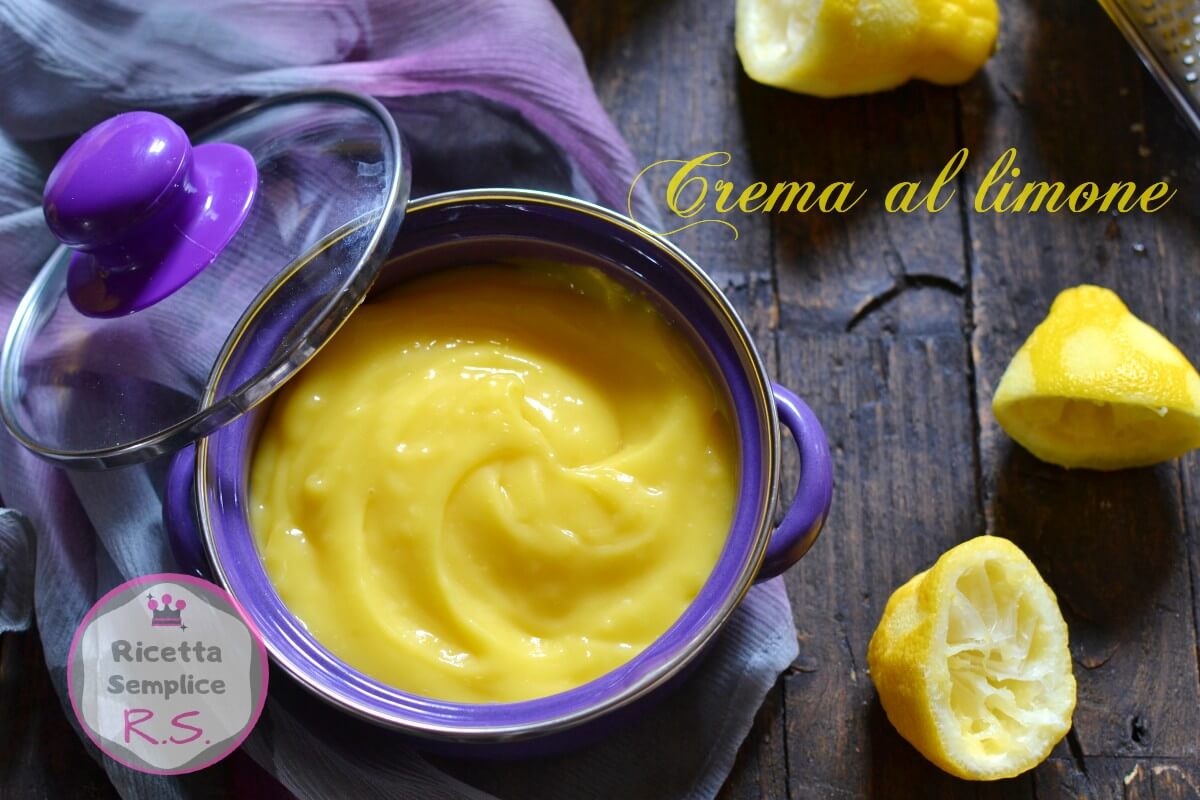 Crema al limone senza latte nel pentolino con limoni spremuti accanto, pronta per il prossimo dolce