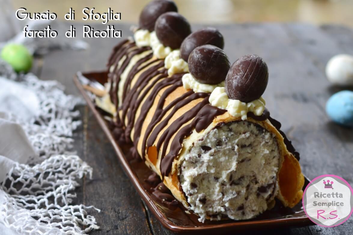 Dolce di sfoglia ricotta e mascarpone servito su piatto rettangolare marrone con decorazioni pasquali
