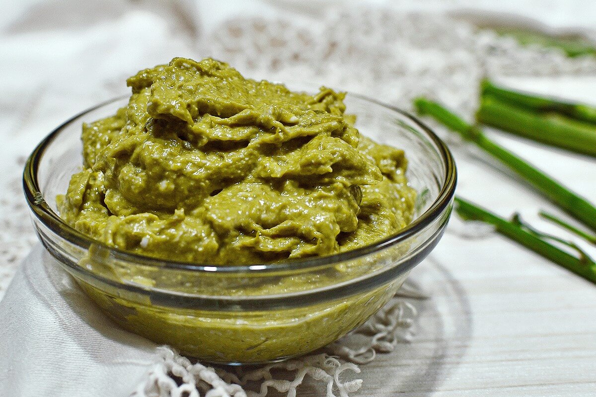 Mousse di asparagi con fiocchi di latte pronta da servire