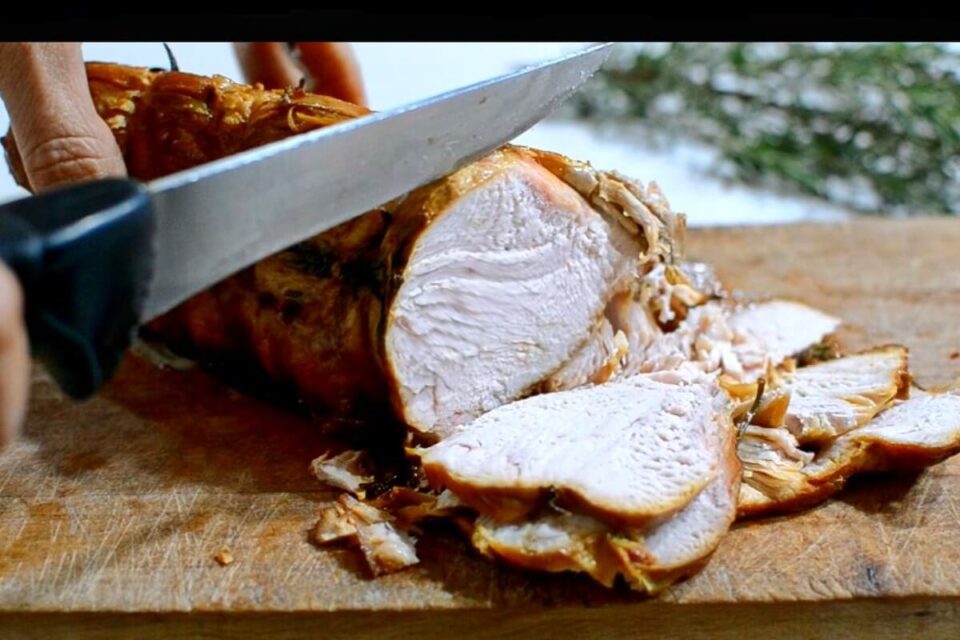 Arrosto di Tacchino in Pentola con Rosmarino cotto tagliato a fette sottili su tagliere