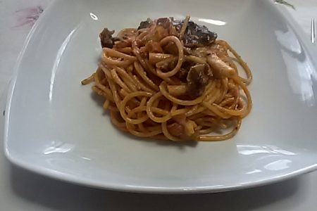 spaghetti al ragù in terracotta