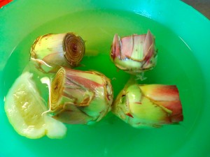 Carciofi in pentola ripieni con pangrattato, aglio fresco e mentuccia - acqua