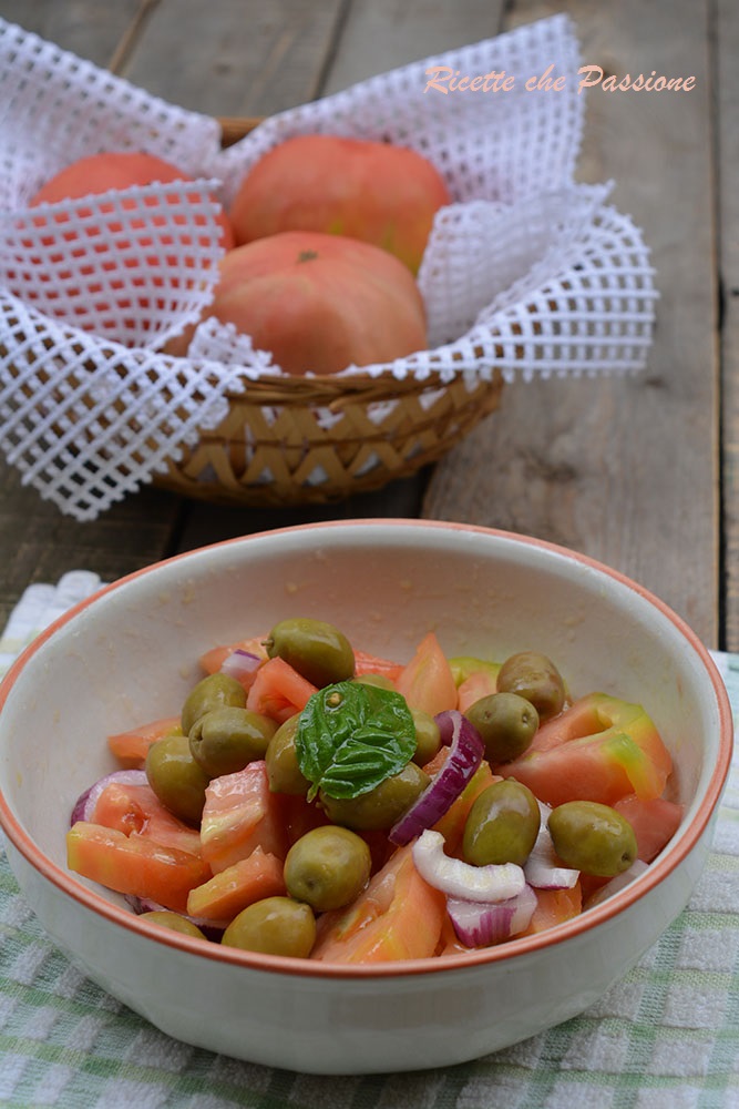 insalata di pomodori con cipolla e olive