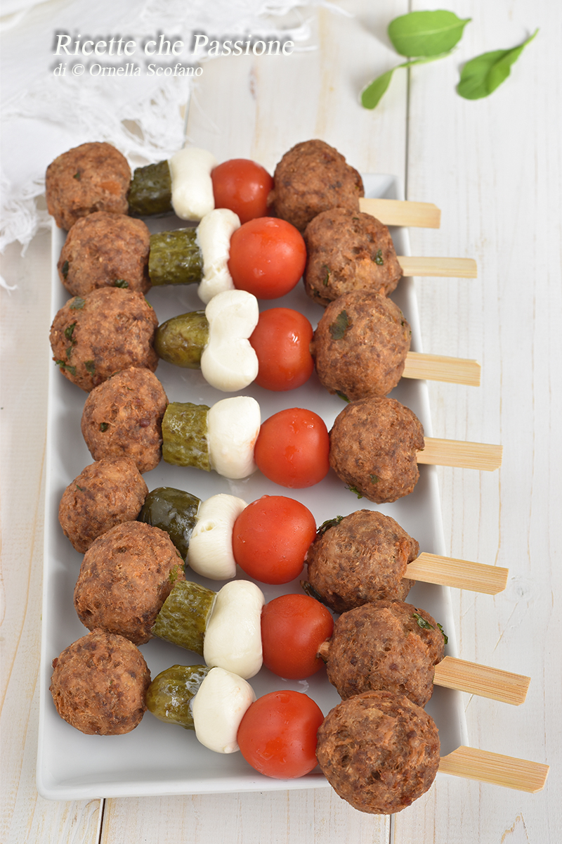 spiedini con polpette e mozzarelle