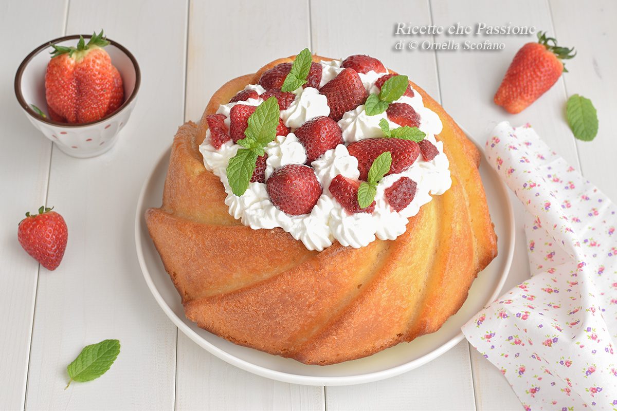 babà al rum con panna e fragole