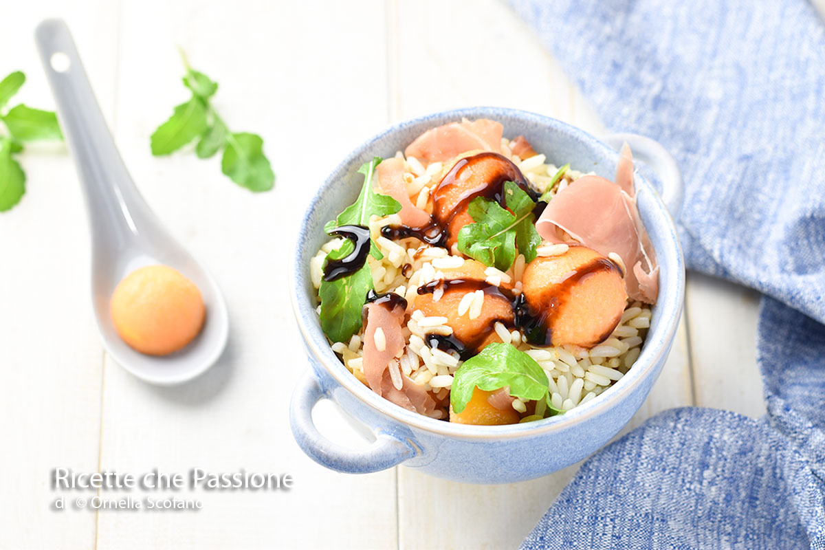 come condire insalata di riso con melone e prosciutto crudo