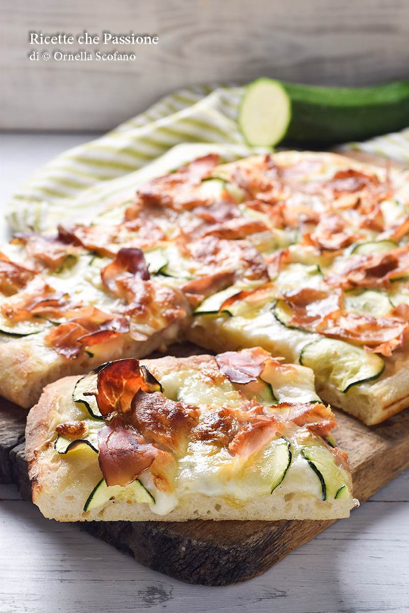 pizza perfetta pizza con zucchine speck e provola affumicata