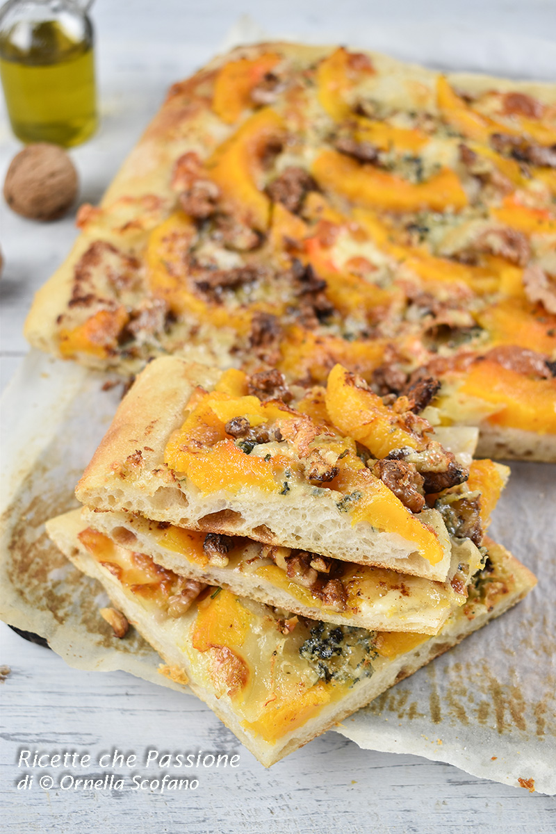 una buona pizza fatta in casa con la zucca gorgonzola e noci