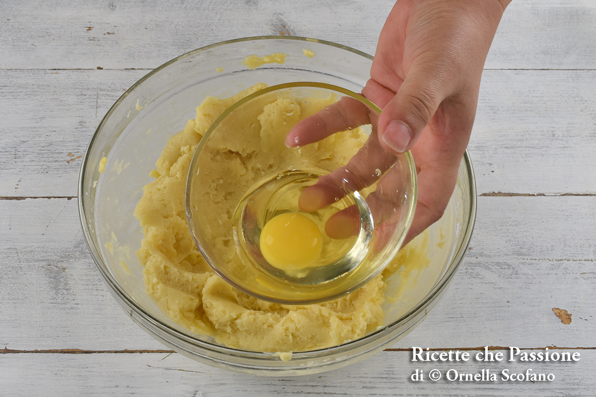 Pasta choux incorporiamo le uova uno alla volta