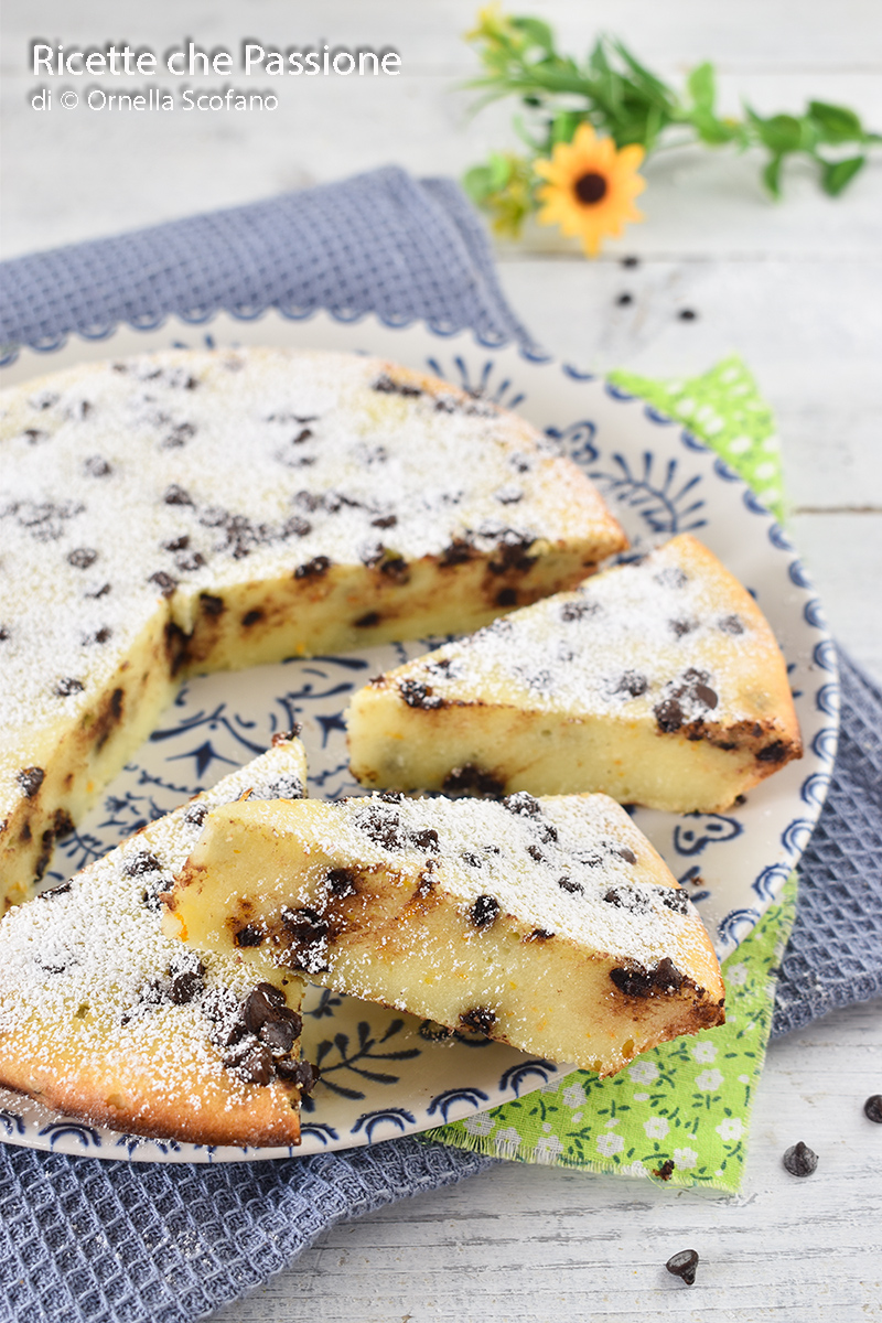 torta cremosa alla ricotta con gocce di cioccolato profumata con arancia e vaniglia