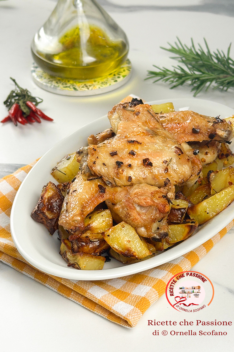 Ali di pollo con patate al forno sfiziose e picccanti - Ricette che ...
