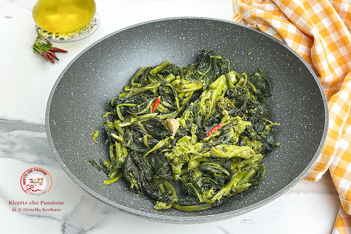 Cime di rapa in padella veloci e buonissime senza lessarle - Ricette ...