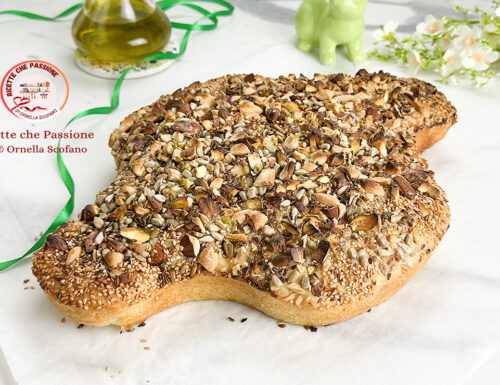 Focaccia colomba di Pasqua con semi