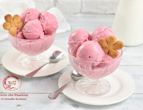 Gelato alla fragola fatto in casa con solo 3 ingredienti