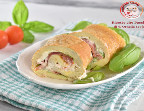 Rotolo di frittata in padella veloce con pomodori e mozzarella