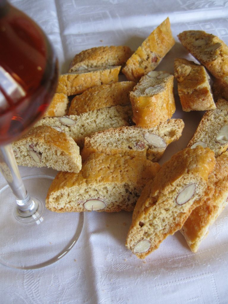 Cantucci o cantuccini - Ricetta tipica dei biscotti di Prato