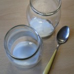 La preparazione dello yogurt fatto in casa senza yogurtiera