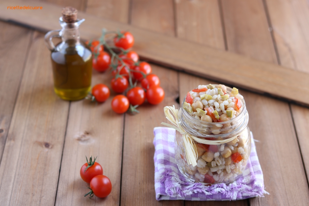 Insalata di orzo con ceci olive e pomodorini