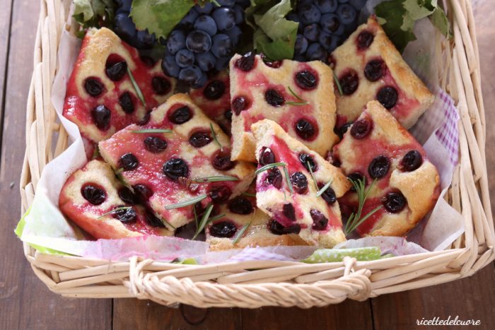 Focaccia dolce con l'uva con lievito istantaneo ...