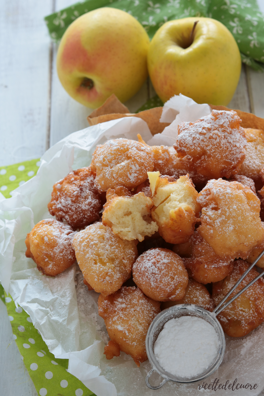 Frittelle Mele E Ricotta Morbidissime - Ricettedelcuore