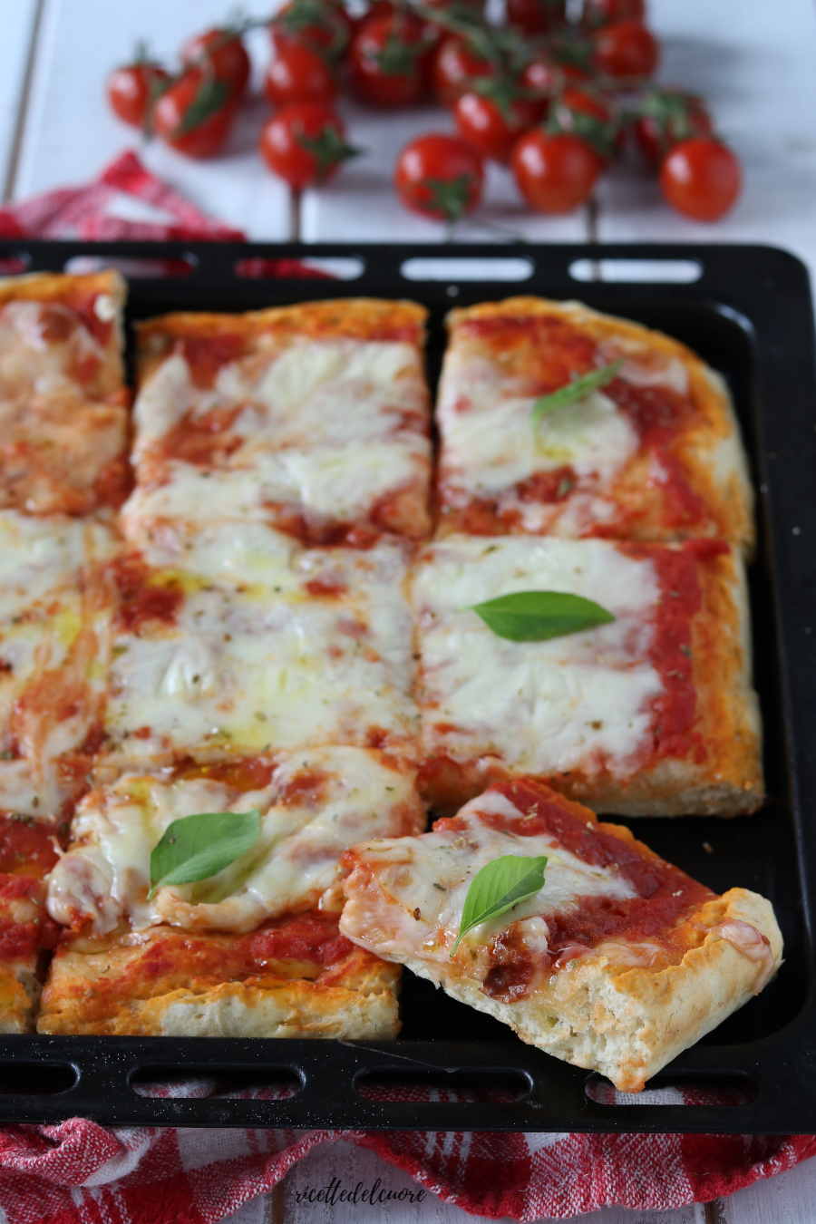 Pizza veloce con lievito istantaneo ! è un ricetta creata dall'utente  vreda. Questa ricetta Bimby® potrebbe quindi non essere stata testata, la  troverai nella categoria Prodotti da forno salati su  , la
